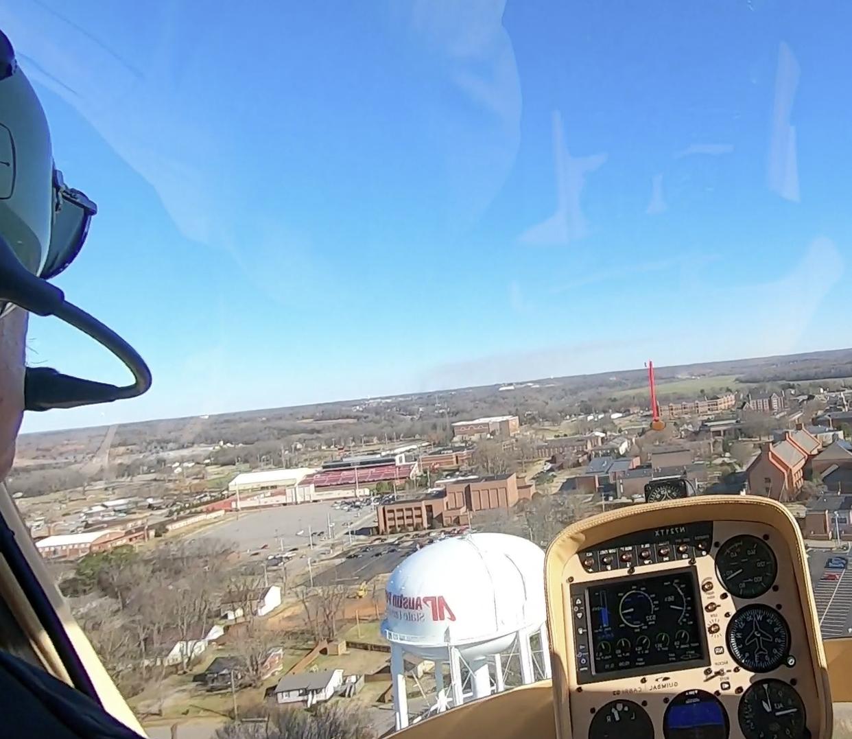 Charlie Weigandt pilots rotor wing helicopter over 电子mg官方网站 water tower